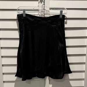 Free People Pre Owned Black Faux Wrap Mini Skirt in 100% Viscose.